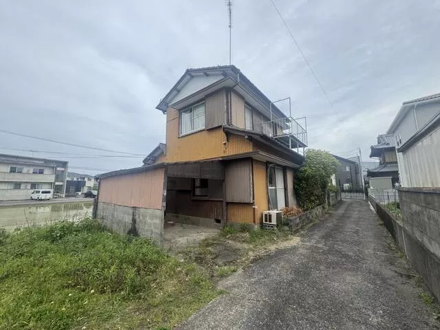 2F 4LDK, Aza Takasu, Hikaichino-cho, Komatsushima-shi, Komatsushima

2.3 million yen