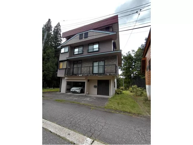 ■Natural snow-shedding roof■Parking for 3 cars available■3LDK■Abundant storage■Newly replaced washroom and toilet