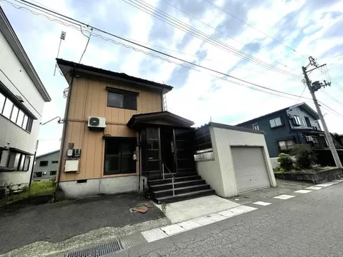 Surface yield (assuming full occupancy) 15.07%! Parking for 4 or more cars! Including 1 garage! 4DK!