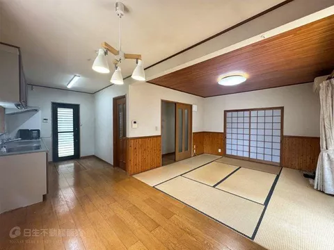 Carport for 3 cars! All rooms are over 8 tatami mats. Spacious 3LDK + storage + sunroom. - Image 3