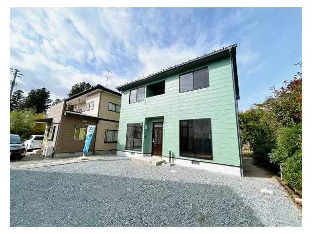 [Viewing event held] [Interior and exterior renovations completed] Parking for 4 regular cars available. Quiet area with little traffic.