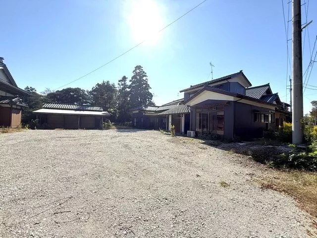 Almost a single-story house☆ Renovated interior and exterior in 2025☆ Large parking lot with storage☆ Suitable for two families or craftsmen