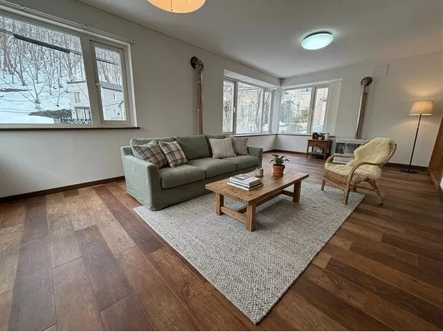 Detached house renovated inside and out in May 2026. Parking for 3 cars possible!! Spacious 4LDK living room