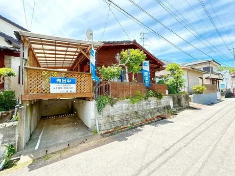 [Open House Scheduled] [Interior and Exterior Renovation Planned] 3LDK. Parking for 3 cars is planned.