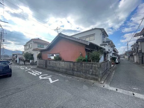 ○ A calm living environment in a quiet residential area ○ Single-story house with easy living flow