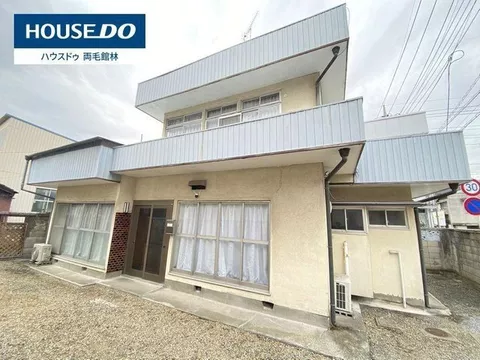 A spacious home that balances a quiet living environment with convenience, highly recommended!