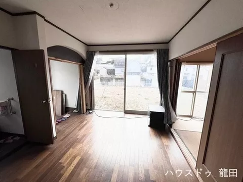 A spacious 110 tsubo lot. A home that allows for free garden play and manageable repayments.