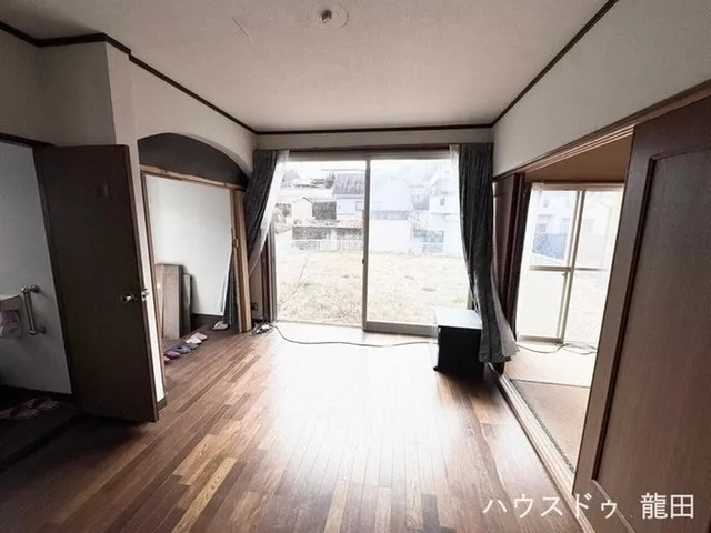 A spacious 110 tsubo lot. A home that allows for free garden play and manageable repayments.