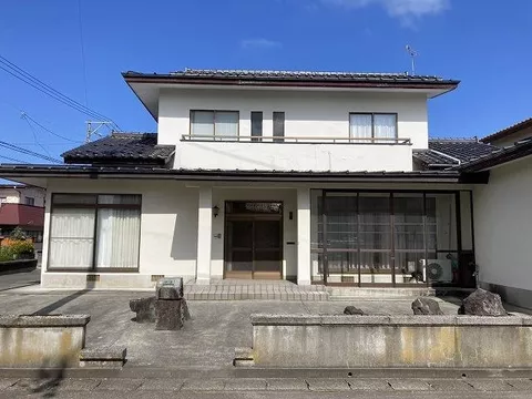 A 100-tsubo southeast corner lot in a quiet residential area. A spacious and comfortable home with a garage♪