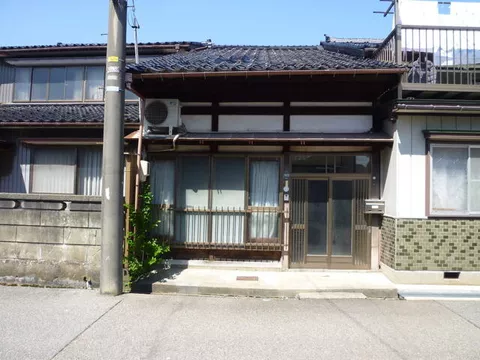 2-story, 6DK in Shugocho 1-chome, Takaoka City (Shimin Byōin Mae Station)