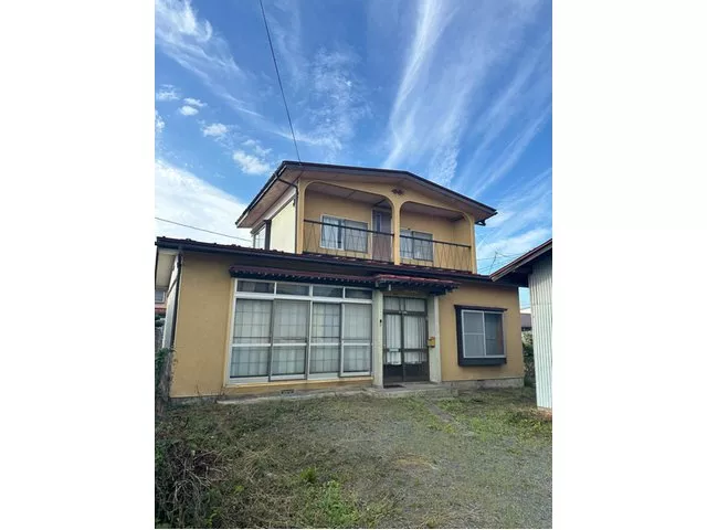 More than 100 tsubo of land, located in a quiet residential area.