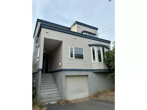 A large 5LDK house with a garage and storage, just a 2-minute walk from the nearest bus stop! Ceiling height approximately 198cm.