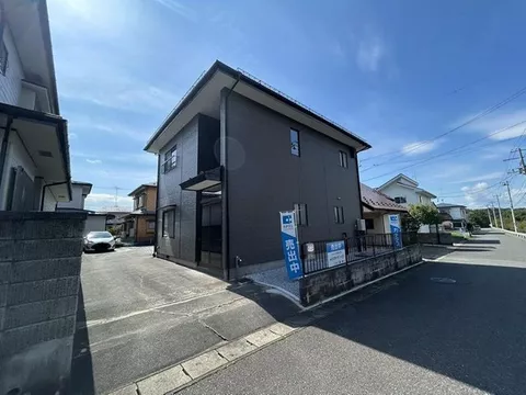 Since this is a property sold by our company, viewings are possible at any time. Please let us know your preferred date.