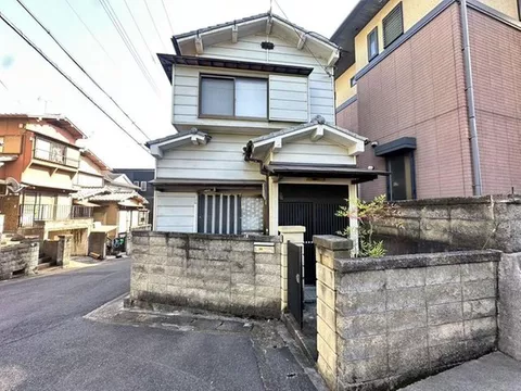Two-way access to JR and Keihan available. Convenient location for shopping.