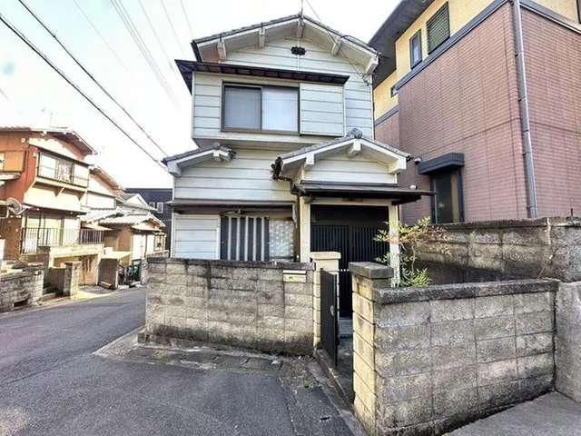 Two-way access to JR and Keihan available. Convenient location for shopping.