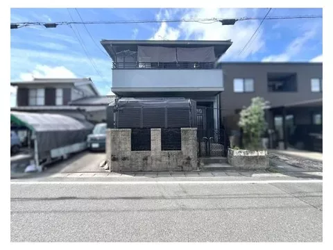 Quiet residential area ◆ Parking for 2 cars possible ◆ Each room has storage ◆ Two train lines available ◆ Wide frontage ◆