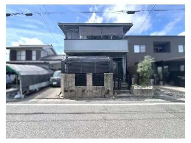 Quiet residential area ◆ Parking for 2 cars possible ◆ Each room has storage ◆ Two train lines available ◆ Wide frontage ◆