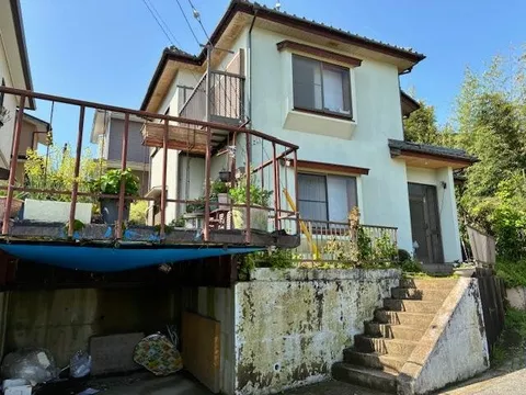 A used house in a green-rich area
