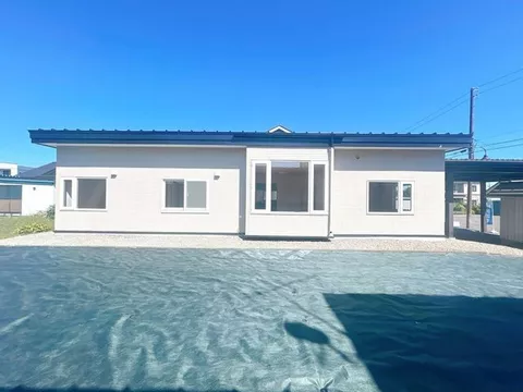 [Open House Held] Interior and exterior renovation completed / Single-story / New earthquake resistance compliant / Parking for 3 cars available / Front road