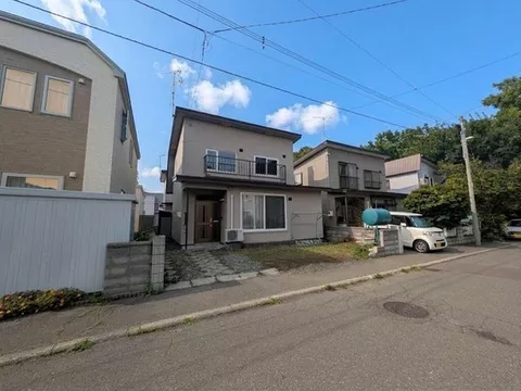 Parking for 3 cars available, with a large storage room♪ A 3LDK in a good child-rearing environment within a 10-minute walk to elementary and middle schools.