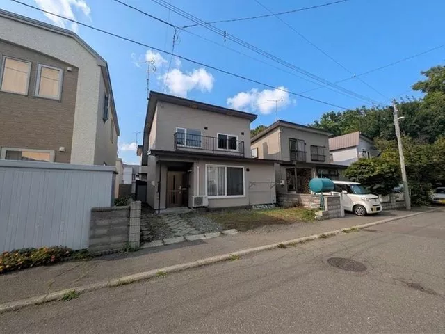 Parking for 3 cars available, with a large storage room♪ A 3LDK in a good child-rearing environment within a 10-minute walk to elementary and middle schools.