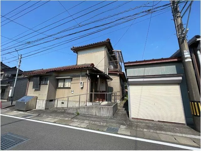 About a 10-minute drive to Toyama City! Approximately 6 minutes on foot to Goegaki Station for a convenient life!