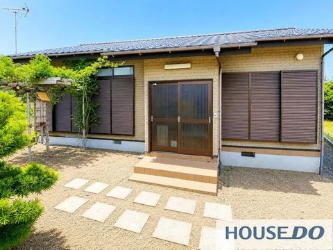 Spacious single-story 2DK on approximately 73 tsubo of land, built in 2006, 1-minute walk to the bus stop