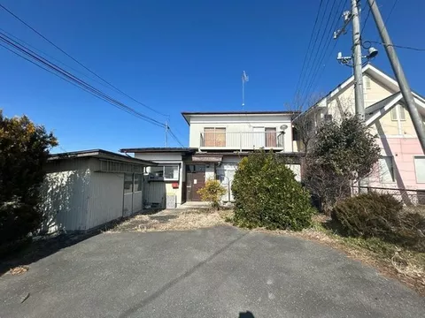 A 2-story 4DK with all rooms over 6 tatami mats, facing south with good sunlight and storage in every room.