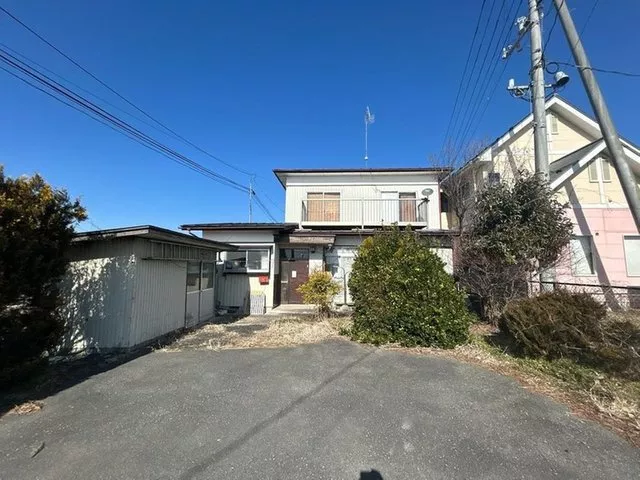 A 2-story 4DK with all rooms over 6 tatami mats, facing south with good sunlight and storage in every room.