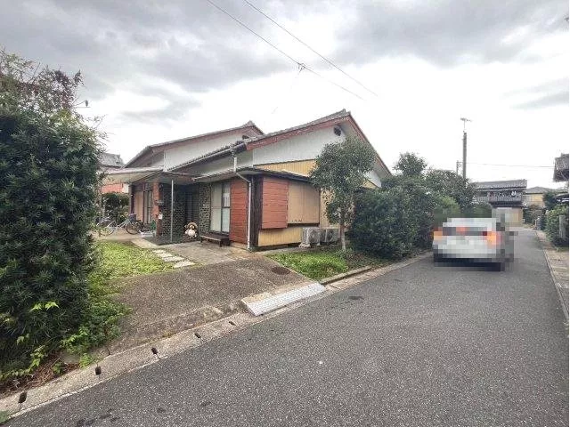 ◆South-facing road ◆Parking for 2 cars available ◆Equipped with lighting fixtures ◆Separate bath and toilet ◆More than 3 burners