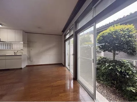 A house with good sunlight and a warm atmosphere. It's a 2-minute walk to Nishitama Hospital, ensuring peace of mind every day.
