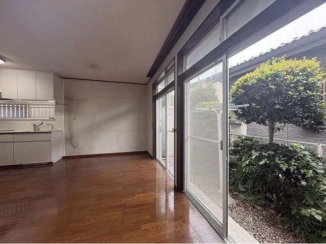 A house with good sunlight and a warm atmosphere. It's a 2-minute walk to Nishitama Hospital, ensuring peace of mind every day.