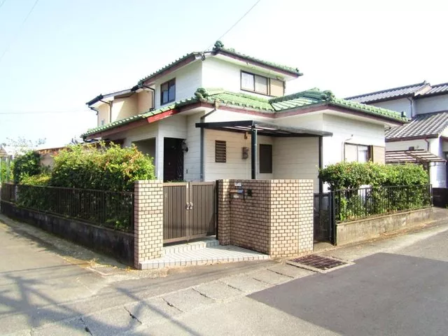 380 meters north of Nafco (6 minutes on foot)! Corner lot used house!