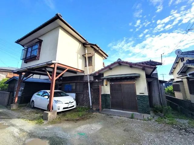 Can be considered as land or as a detached house!