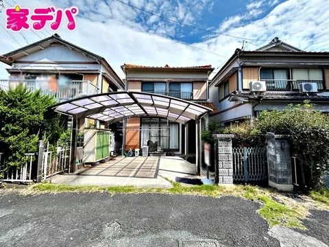 Spacious layout 4LDK with carport, supermarkets and convenience stores within walking distance! - Image 3