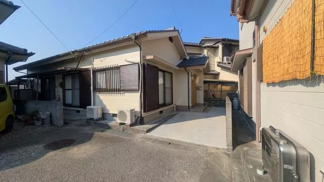 Niihama City, Sawatsu Town 1-chome, single-story building, 2LDK