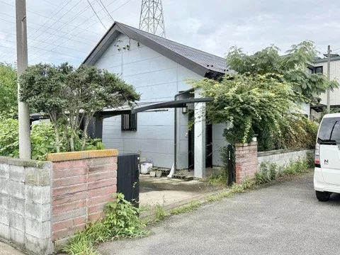 About an 8-minute walk to Isawa Onsen Station! A south-facing single-story house located in a quiet residential area.