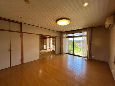 [Open House Held] [Interior and exterior renovation planned] Parking for 4 cars - Image 2