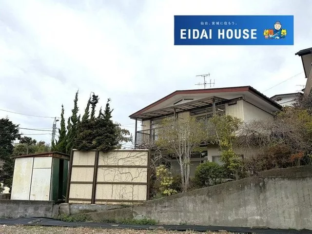 Spacious 8LDK! Ample storage! Each room plus additional storage! Parking space available