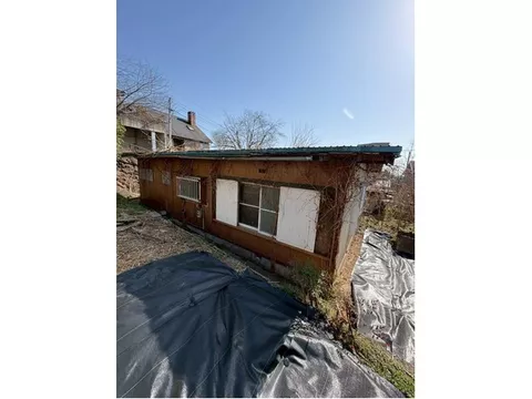 Elevated location with a good view, also suitable for a vacation home. Please feel free to inquire!