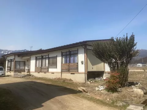 A single-story house in the Miyama area of Shirataka Town. Lot area: 857.84㎡ (approximately 259 tsubo) - Image 1