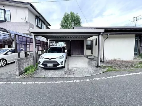 A single-story house that is a 1-minute walk from Dewako Elementary School and a 5-minute walk from the supermarket, making it convenient for daily commuting and shopping. - Image 3