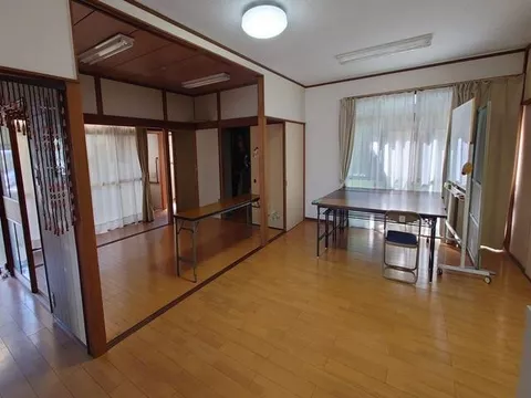 Popular single-story house, located on a southeast corner, comfortable living without steps