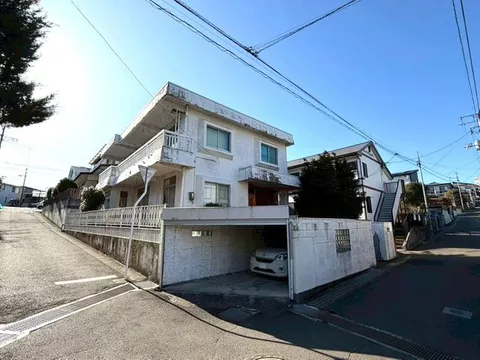 【8.8 million yen】 A corner lot with good sunlight, a spacious life on a 50-tsubo lot