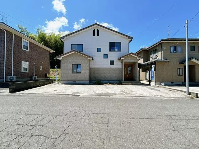 Open house event / Parking for 4 cars available / All-electric house