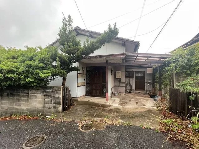 The parking lot is covered and equipped for one car. All rooms have a spacious layout of 6 tatami mats or more.