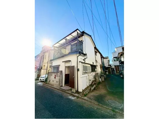 ◯ Property has been renovated inside and out ◯ Please consider as an investment property.