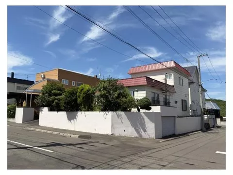 A spacious home on a northeast corner lot of approximately 86 tsubo.