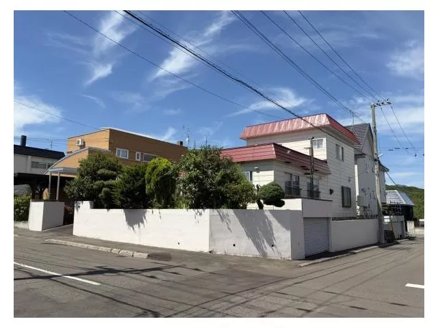 A spacious home on a northeast corner lot of approximately 86 tsubo.