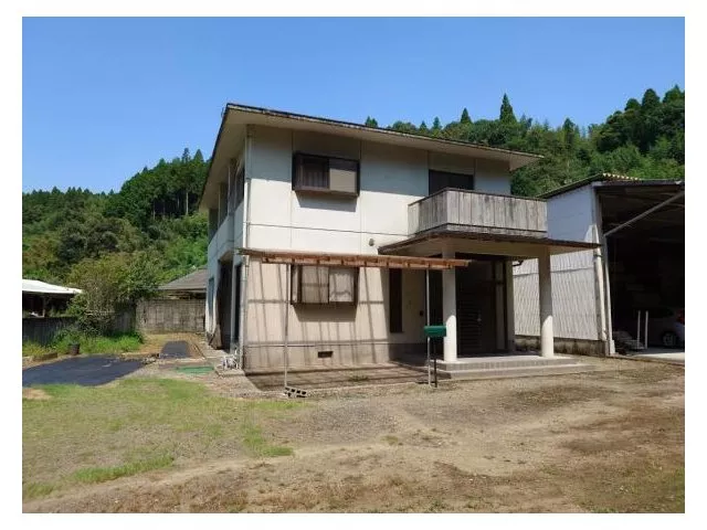 There is a basement storage room. For those who want to live in a quiet environment.